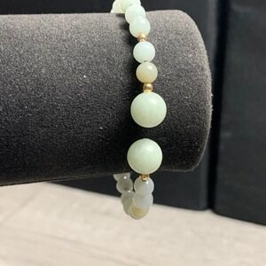 Light Green Jade Beaded Stretch Bracelet Gold Tone Accents 7.25 Inch 5015